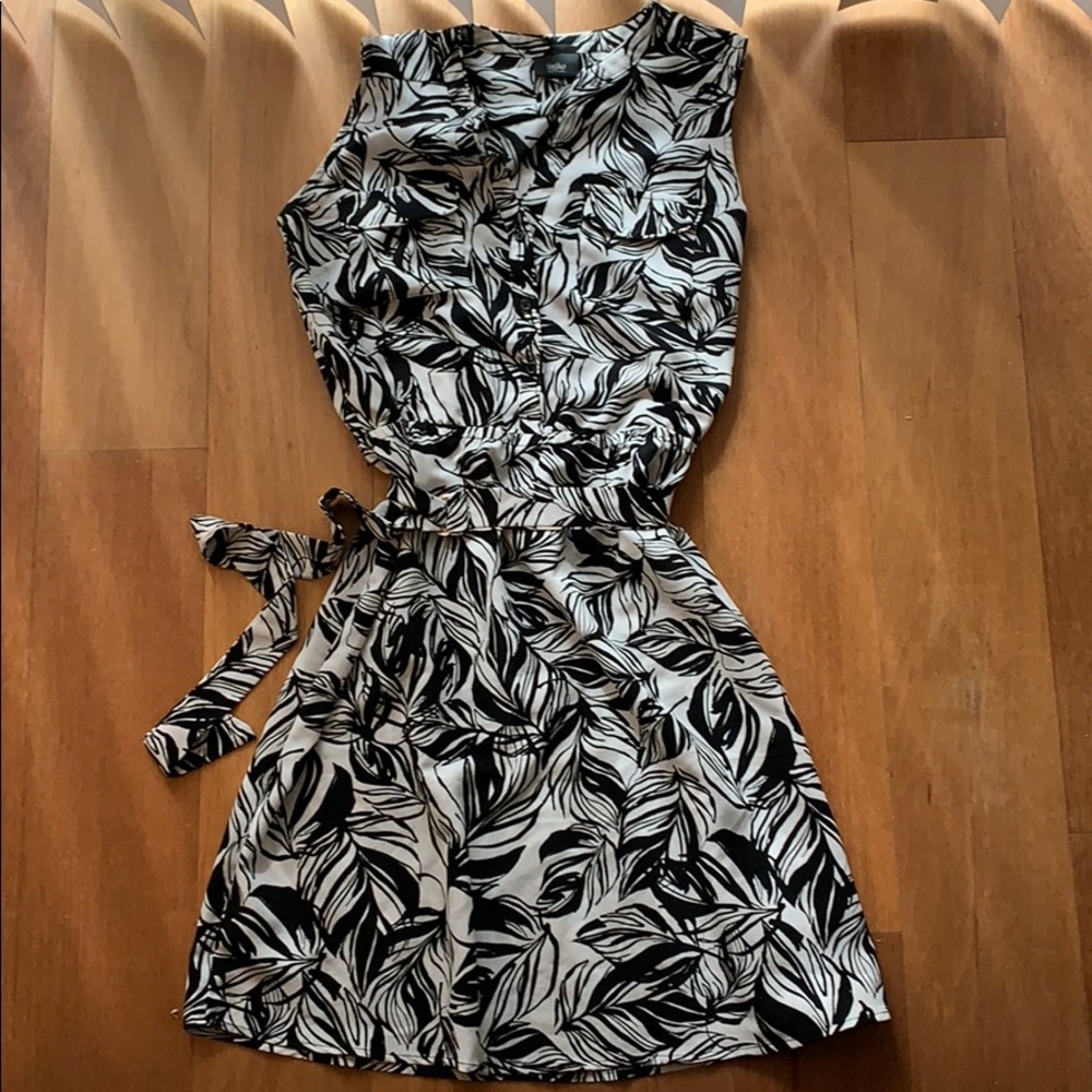 Sleeveless belted dress